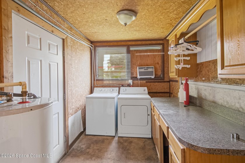 INVESTOR OR FIRST TIME HOME BUYERS! FHA QUALIFIED! This home - photo 29