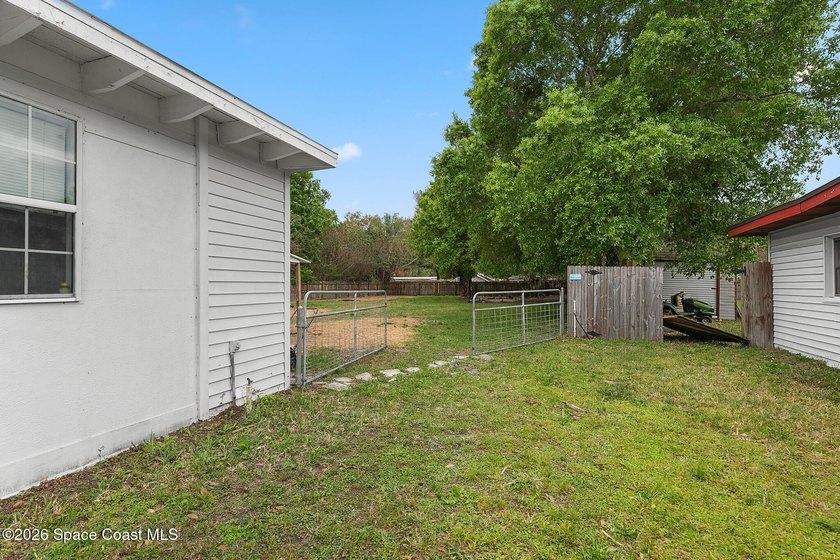 INVESTOR OR FIRST TIME HOME BUYERS! FHA QUALIFIED! This home - photo 34