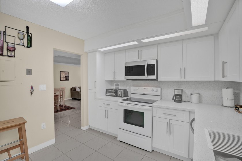 Beautifully updated one-bedroom, one-and-a-half-bath corner unit - photo 4