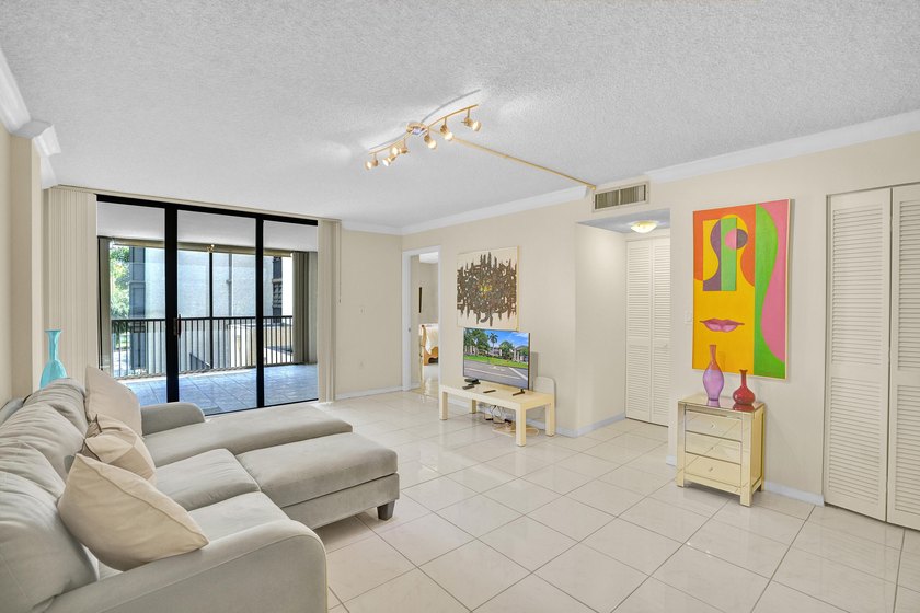 Beautifully updated one-bedroom, one-and-a-half-bath corner unit - photo 8
