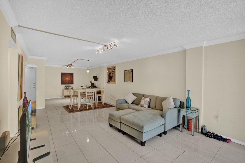 Beautifully updated one-bedroom, one-and-a-half-bath corner unit - photo 9