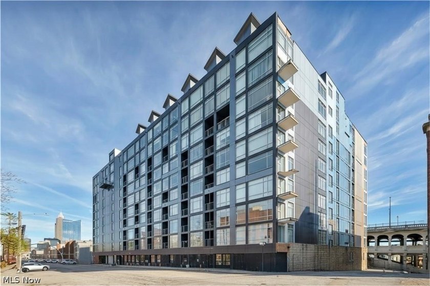Welcome to urban living at its finest in the highly desirable - photo 2