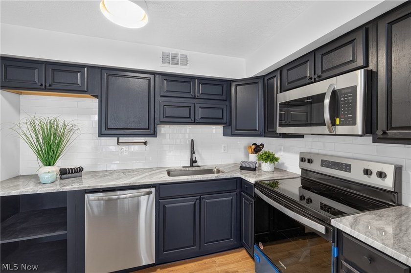 Welcome to urban living at its finest in the highly desirable - photo 10