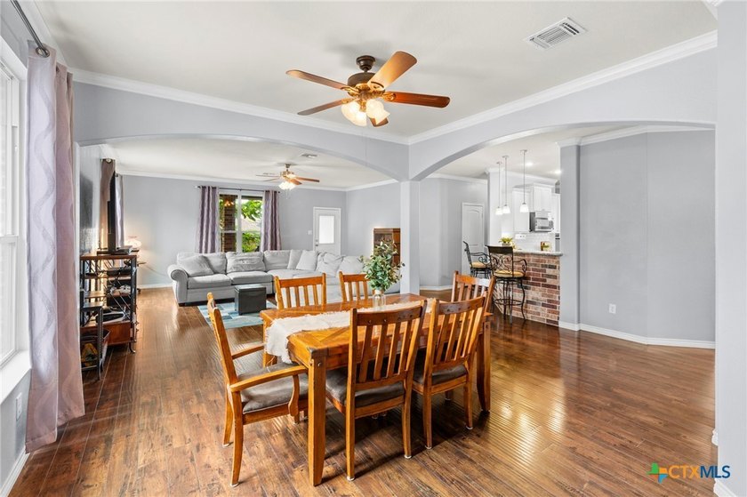 Welcome to this spacious 5-bedroom, 3.5-bath, two-story home - photo 5
