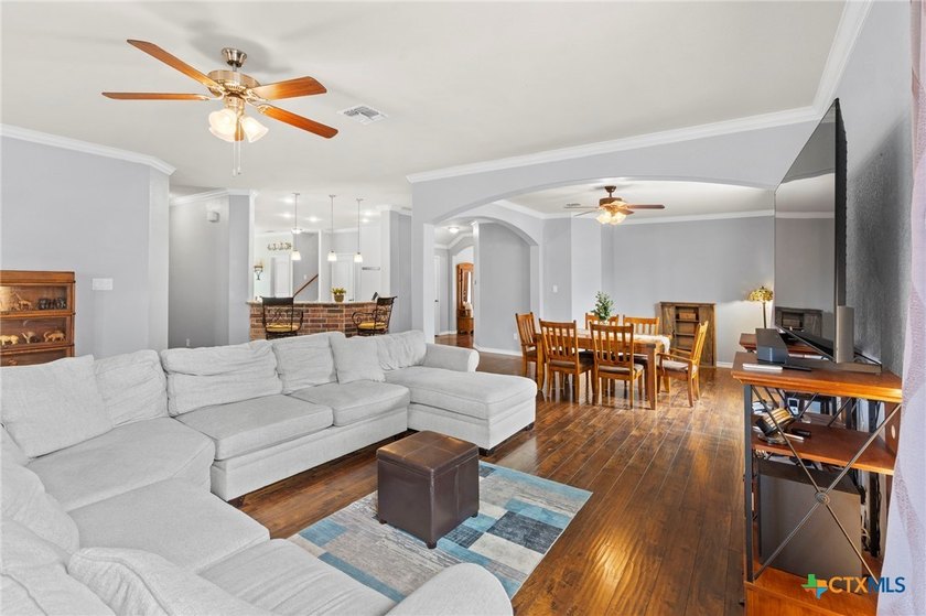 Welcome to this spacious 5-bedroom, 3.5-bath, two-story home - photo 7