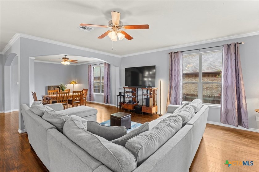 Welcome to this spacious 5-bedroom, 3.5-bath, two-story home - photo 8