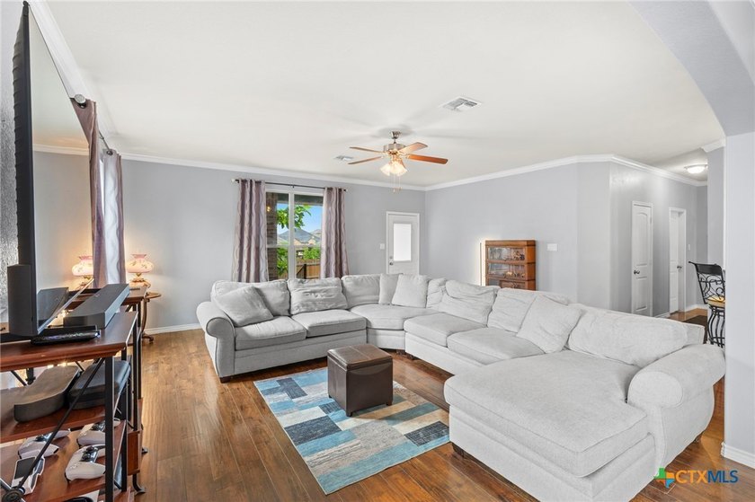 Welcome to this spacious 5-bedroom, 3.5-bath, two-story home - photo 9