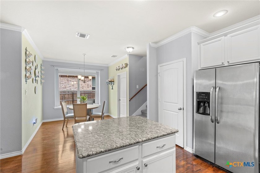 Welcome to this spacious 5-bedroom, 3.5-bath, two-story home - photo 10