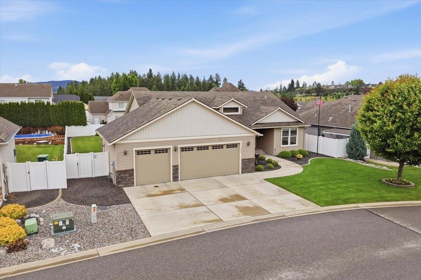 Impeccably maintained one-level home in the gated community of - photo 2