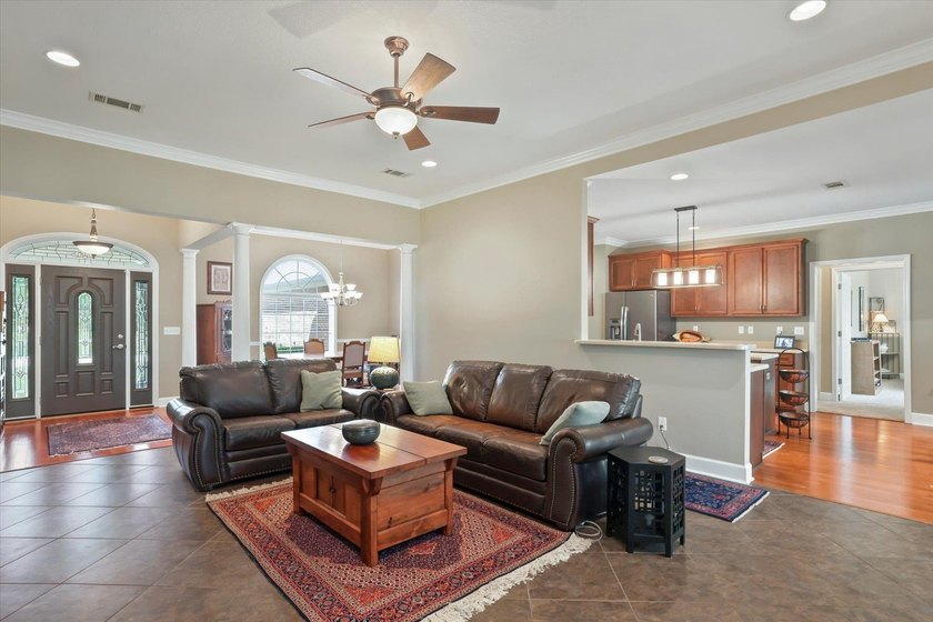From the circular drive to the fully fenced yard, this 4-side - photo 15