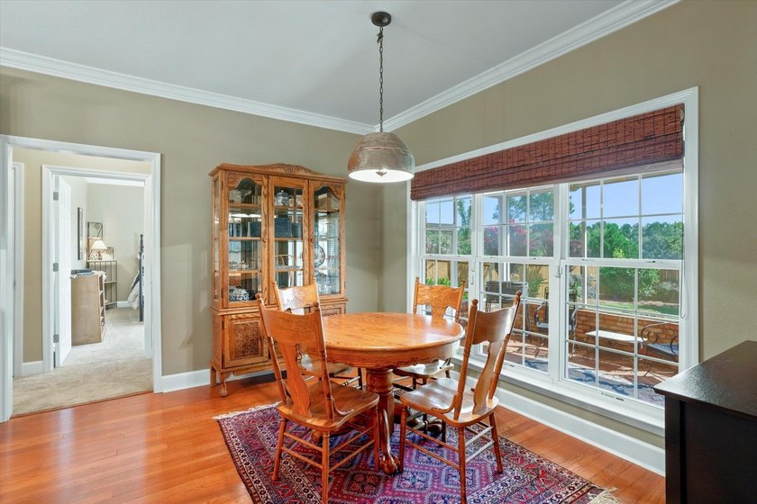 From the circular drive to the fully fenced yard, this 4-side - photo 18