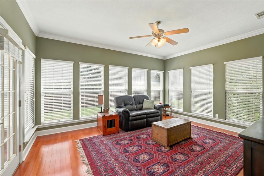 From the circular drive to the fully fenced yard, this 4-side - photo 21