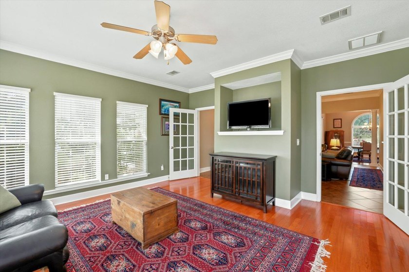 From the circular drive to the fully fenced yard, this 4-side - photo 22