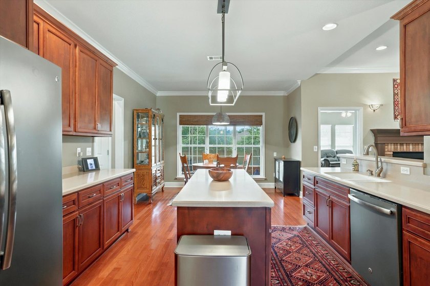 From the circular drive to the fully fenced yard, this 4-side - photo 29