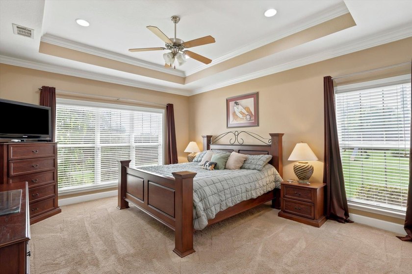 From the circular drive to the fully fenced yard, this 4-side - photo 38