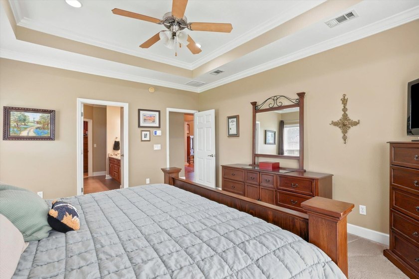 From the circular drive to the fully fenced yard, this 4-side - photo 39