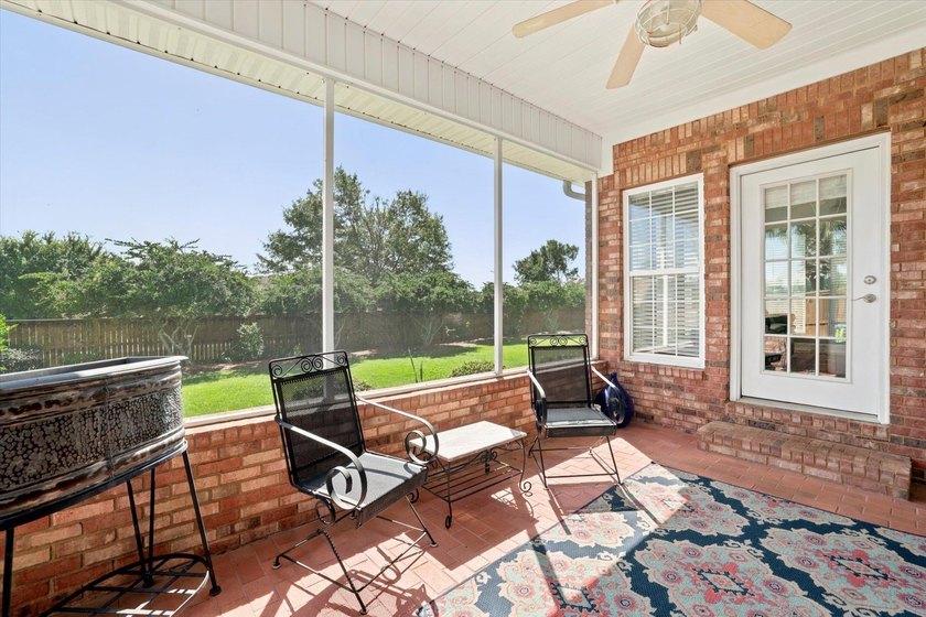 From the circular drive to the fully fenced yard, this 4-side - photo 46
