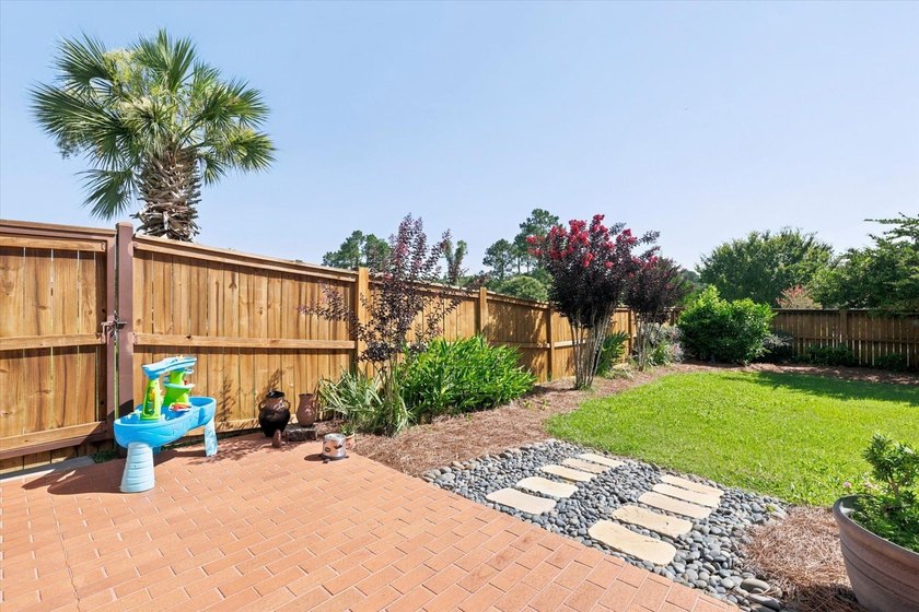 From the circular drive to the fully fenced yard, this 4-side - photo 47