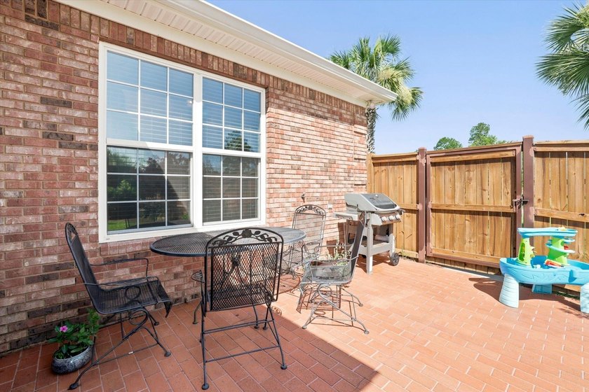 From the circular drive to the fully fenced yard, this 4-side - photo 48