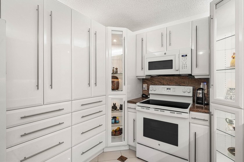 Tucked away as a private end-unit in desirable Town Villas, this - photo 8