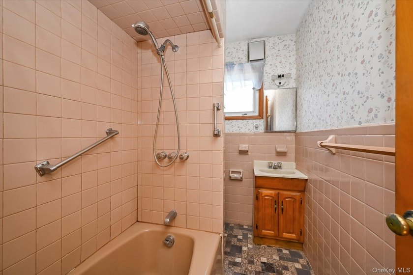 A charming semi-detached 3-bedroom Colonial in Bayside sits on a - photo 11
