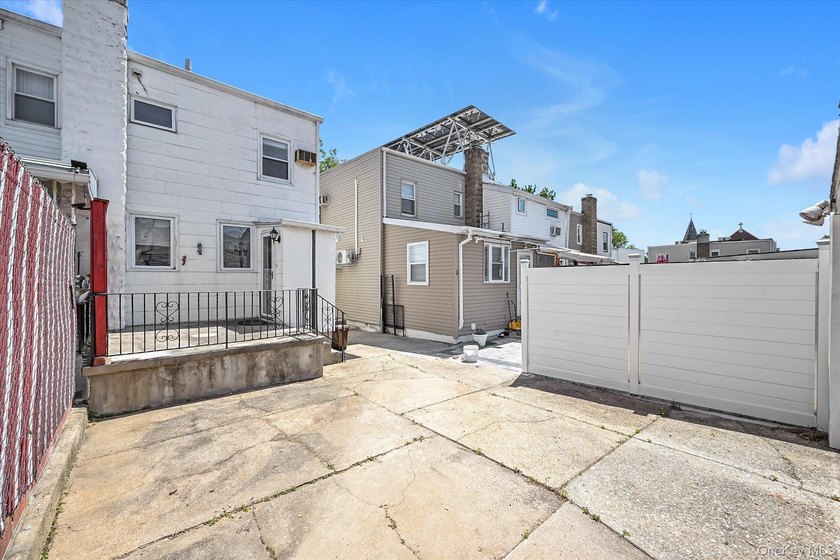 A charming semi-detached 3-bedroom Colonial in Bayside sits on a - photo 12