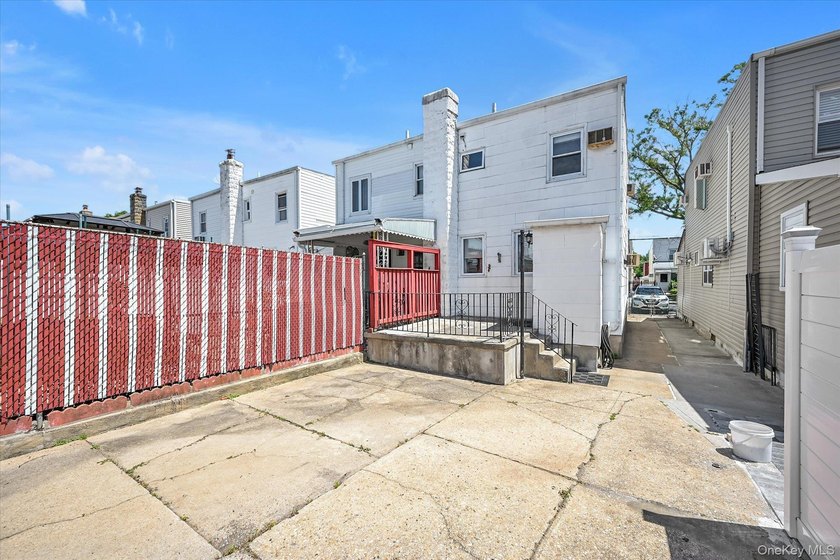 A charming semi-detached 3-bedroom Colonial in Bayside sits on a - photo 13