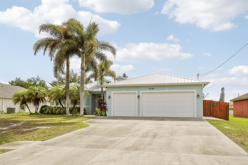 Welcome to 4225 SW Ragen Street - a beautifully updated - photo 2
