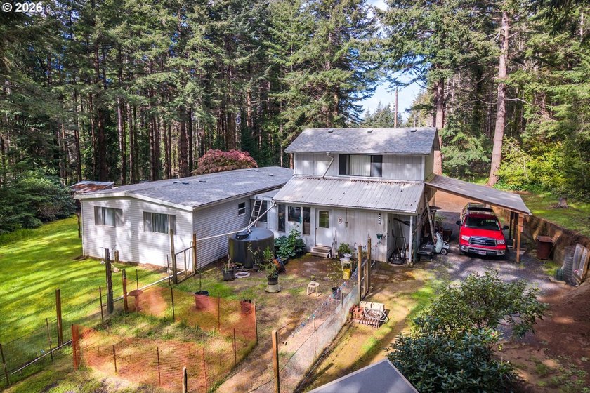 Tucked away on a private road in a charming coastal Oregon town - photo 4