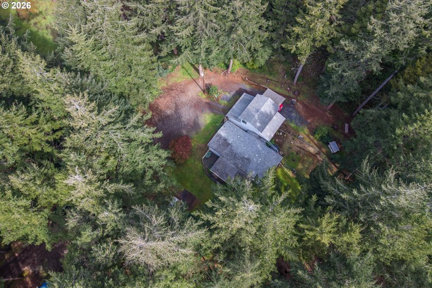 Tucked away on a private road in a charming coastal Oregon town - photo 6