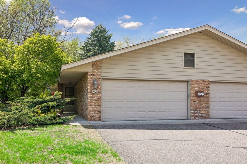 Welcome to this inviting end-unit townhome in the desirable - photo 31