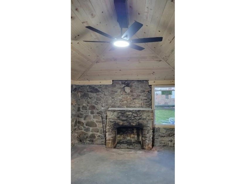 Escape to lake life with this charming retreat just seconds from - photo 4