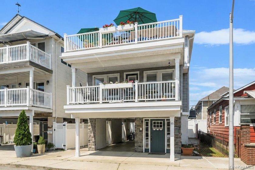 Ideally situated between the beach and bay in Long Beach's - photo 2