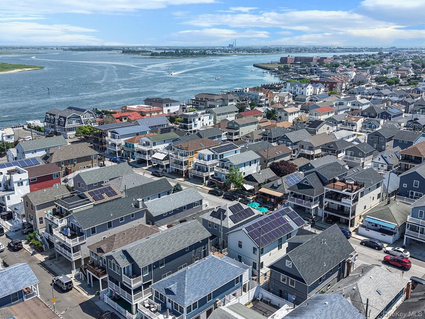 Ideally situated between the beach and bay in Long Beach's - photo 4