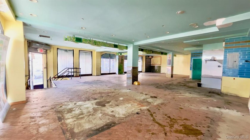Discover three prime commercial units in a prestigious condo - photo 6