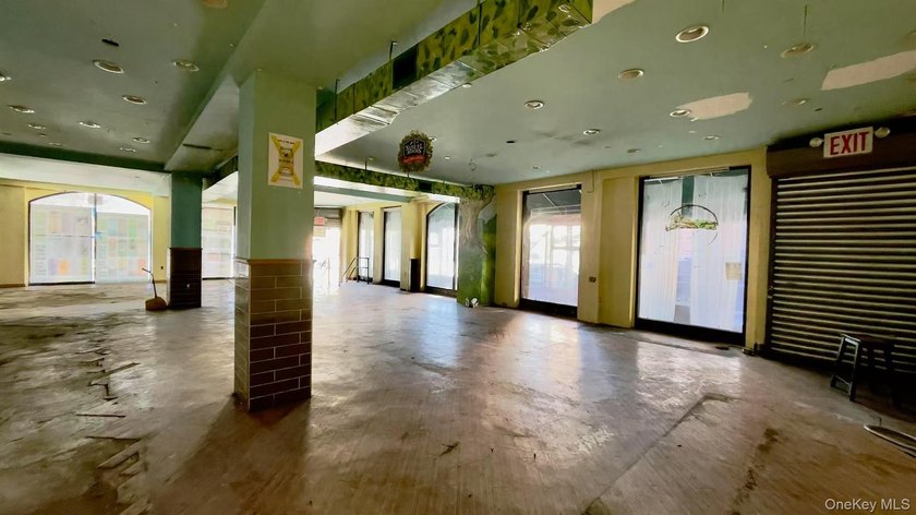 Discover three prime commercial units in a prestigious condo - photo 7