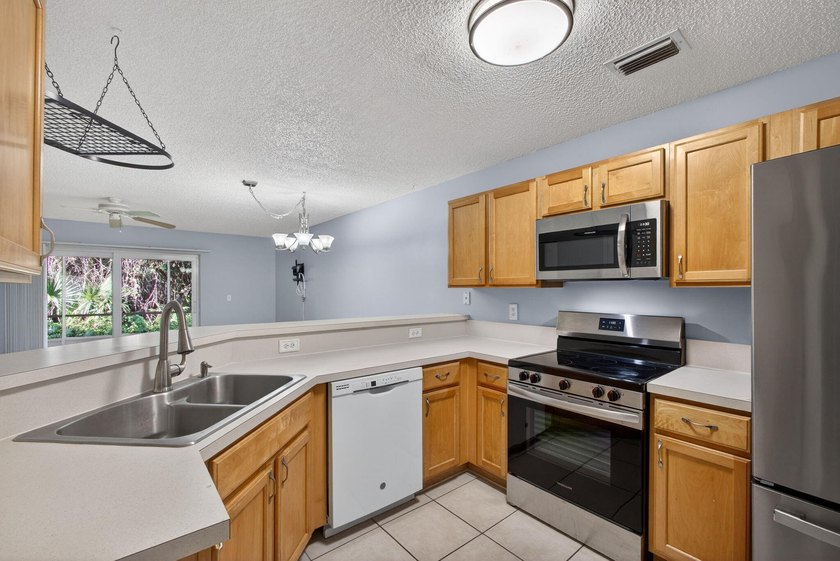 Beautifully updated coastal living just minutes from the ocean - photo 11