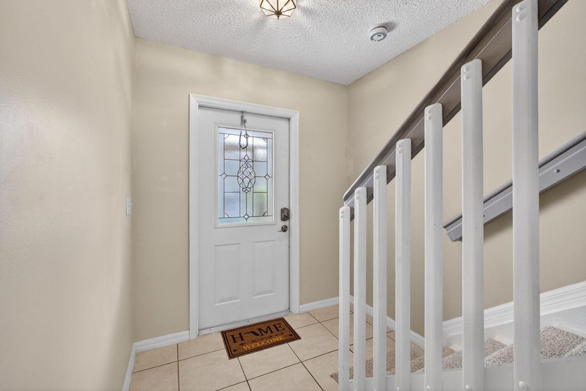 Beautifully updated coastal living just minutes from the ocean - photo 13