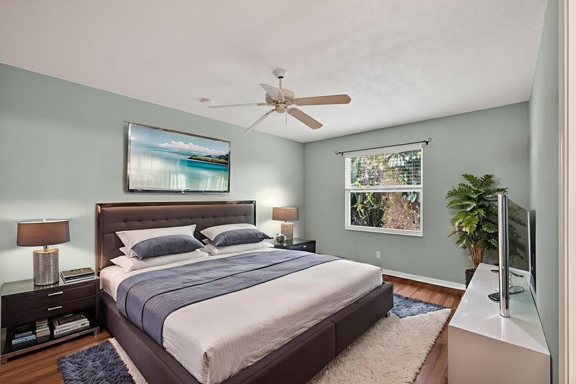 Beautifully updated coastal living just minutes from the ocean - photo 15