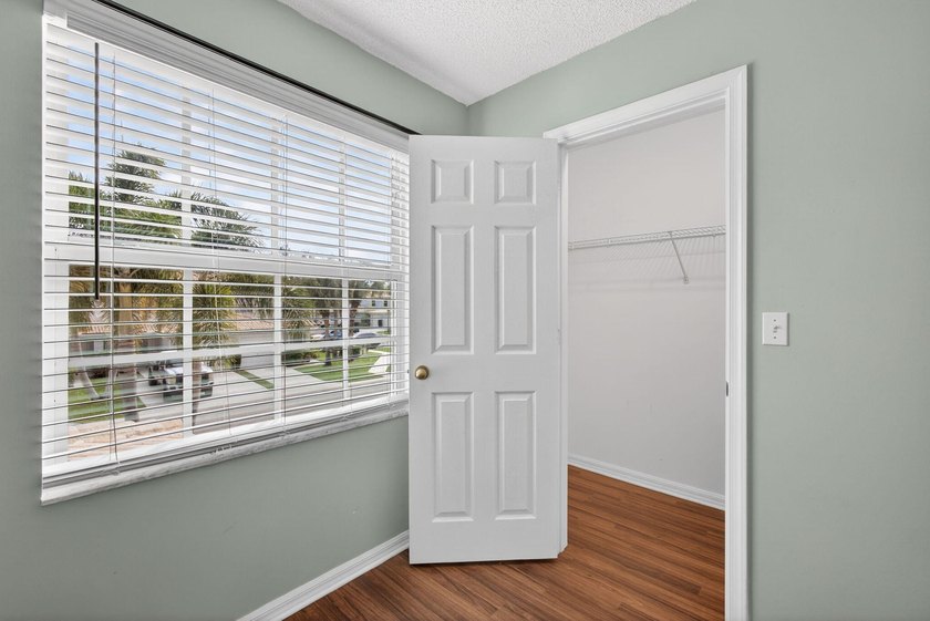 Beautifully updated coastal living just minutes from the ocean - photo 17