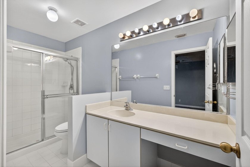 Beautifully updated coastal living just minutes from the ocean - photo 18