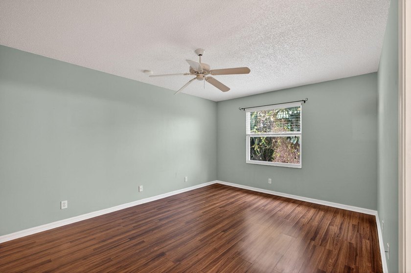 Beautifully updated coastal living just minutes from the ocean - photo 21