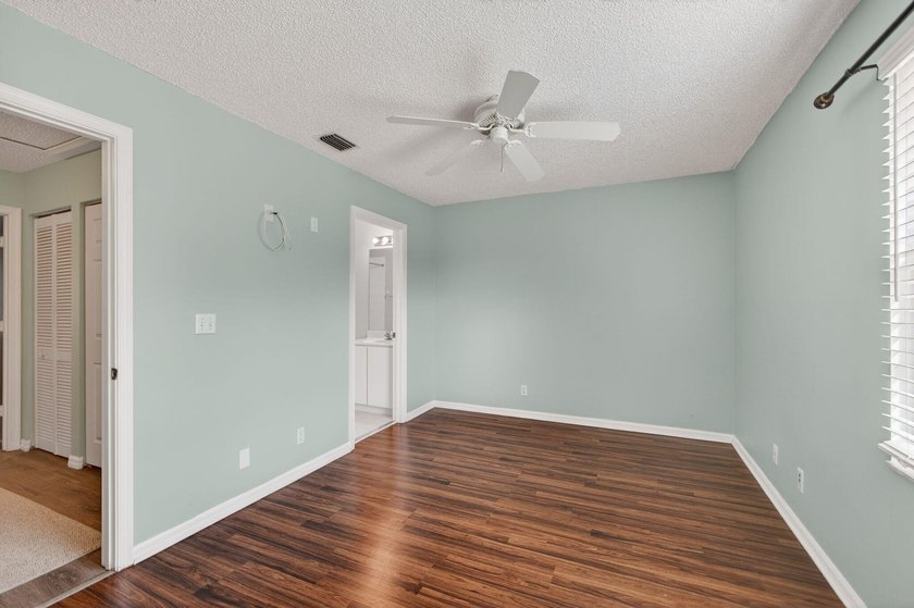 Beautifully updated coastal living just minutes from the ocean - photo 23