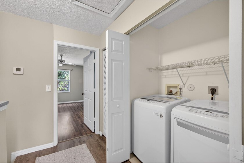 Beautifully updated coastal living just minutes from the ocean - photo 27