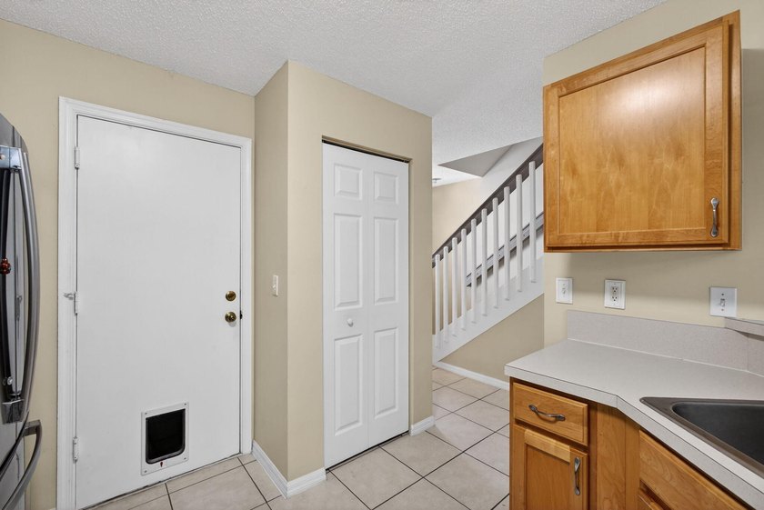 Beautifully updated coastal living just minutes from the ocean - photo 29