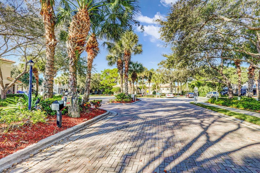 Beautifully updated coastal living just minutes from the ocean - photo 38