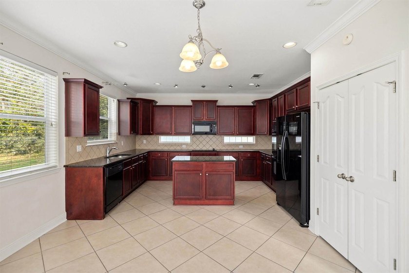 If you're looking for a spacious home with a functional layout - photo 11
