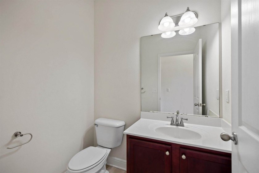 If you're looking for a spacious home with a functional layout - photo 20