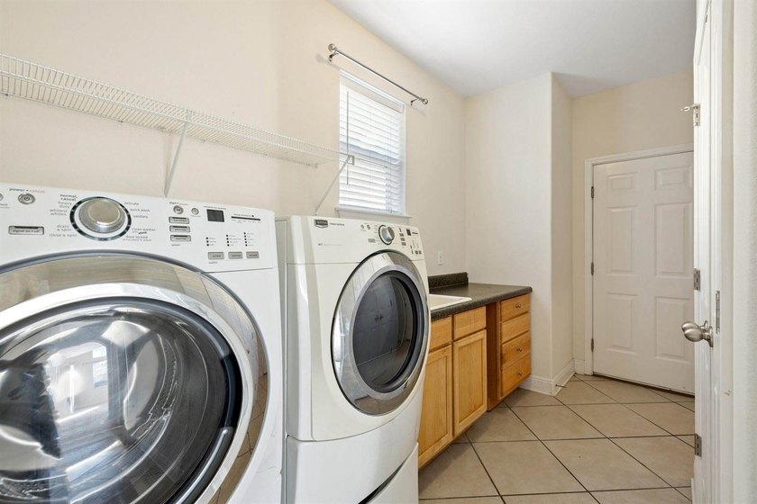 If you're looking for a spacious home with a functional layout - photo 21