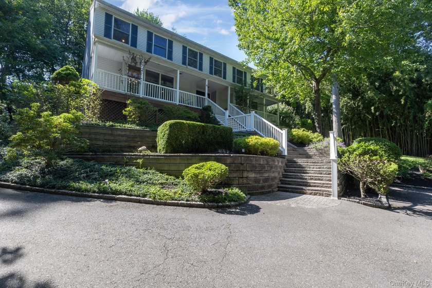Welcome to this meticulously maintained Colonial, lovingly cared - photo 3